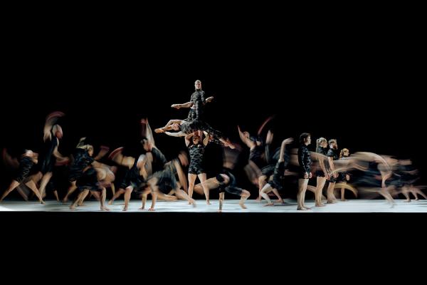 Plusieurs danseurs en représentation sur scène 