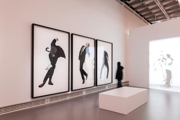 Vue de salle de l'exposition "Dessins sans limite" avec le triptyque “Men in the Cities”, de Robert Longo
