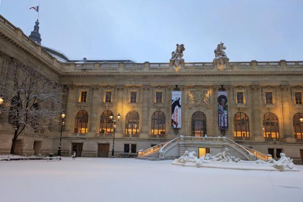 Vue extérieure du Grand Palais sous la neige