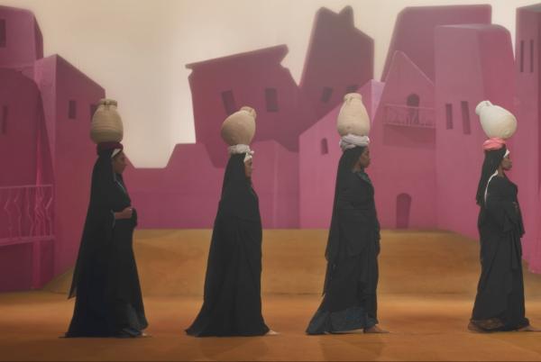 Des femmes se font suite dans un décor - projection du film Drama 1882