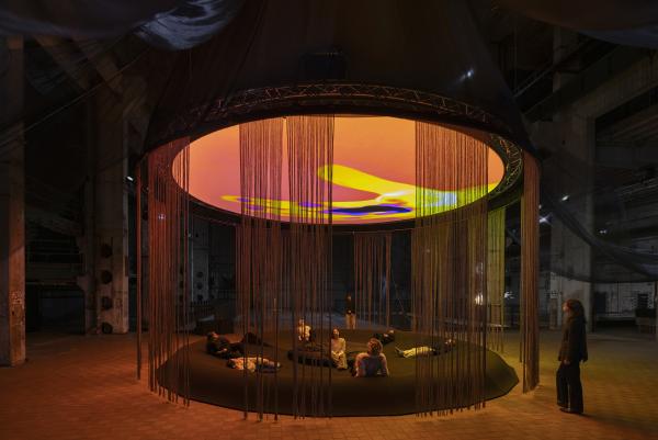 Installation de l'oeuvre WE FELT A STAR DYING, de Laure Prouvost à Berlin en 2025