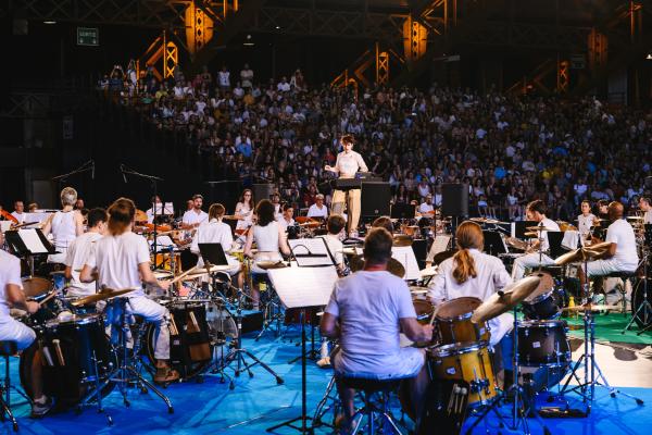 Des batteurs et batteuses en pleine représentation avec Lucie Antunes