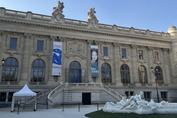 Vue du square Jean Perrin avec kakémonos Matisse et Nan Goldin