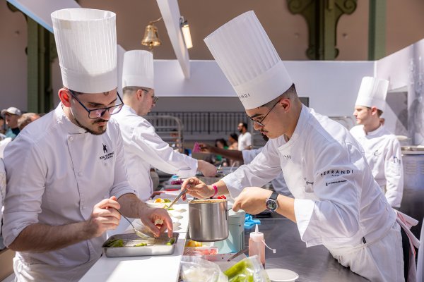 Plusieurs chefs en cuisine au Grand Palais