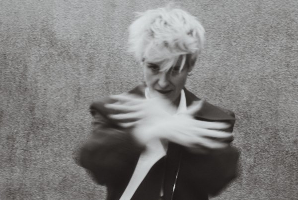 Photographie portrait de Lucie Antunes en noir & blanc