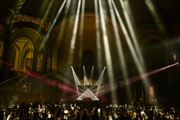 Photographie de la Nef lors d'un DJ set, avec lumières et public