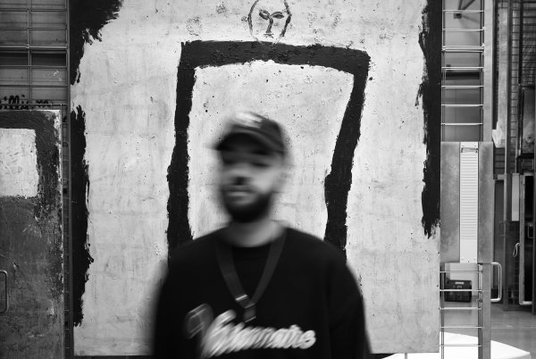 Portrait d'Oli en noir et blanc