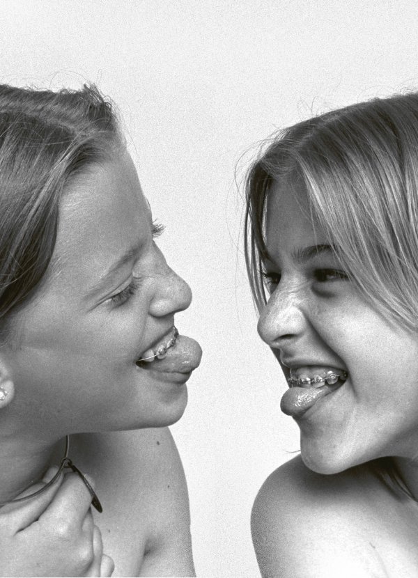 2 jeunes filles grimacent