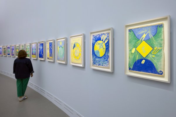 Vue de salle de l'exposition Hilma af Klint