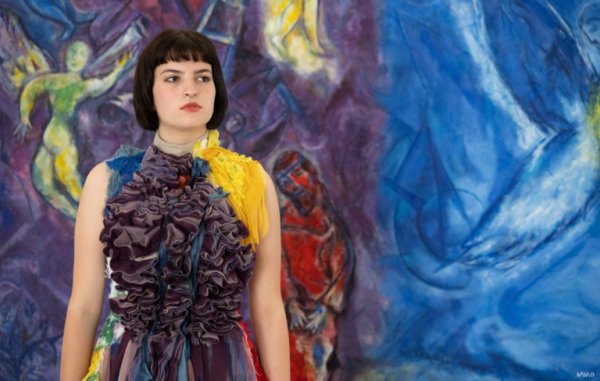   Etudiante du DN MADE portant sa création devant l'oeuvre de Marc Chagall, Le Songe de Jacob
