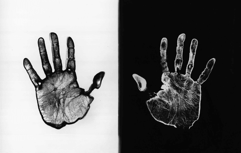 Visuel de l'expositon : Ugo Mulas , 1972, Verifica 7, Il laboratorio. Una mano sviluppa, l'altra fissa. A sir John Frederick William Herschel