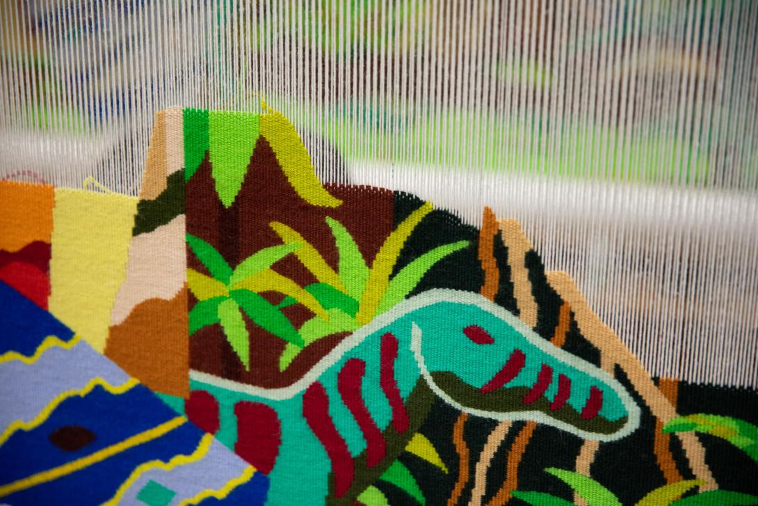 Visuel de l'exposition : L’Origine du futur (détail) Tissage d’une tapisserie de haute-lice à la manufacture nationales des Gobelins
