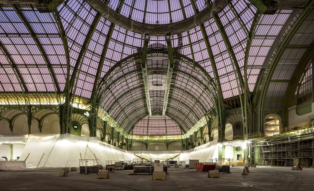 Nef du Grand Palais pendant les travaux en soirée avec éclairages