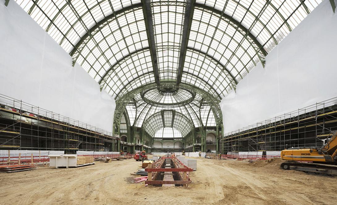 Nef du Grand Palais pendant les travaux avec les échafaudages qui s'élèvent