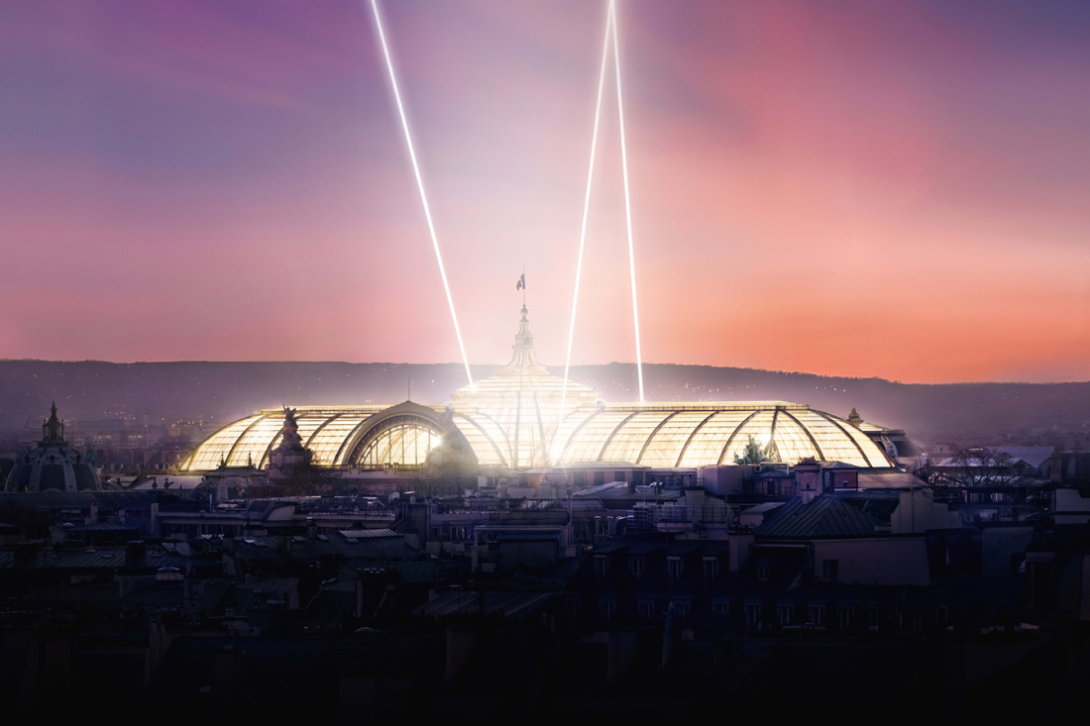 des faisceaux lumineux s'échappent de la verrière du Grand Palais 