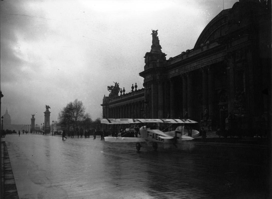 un avion posé avenue Alexandre III à Paris