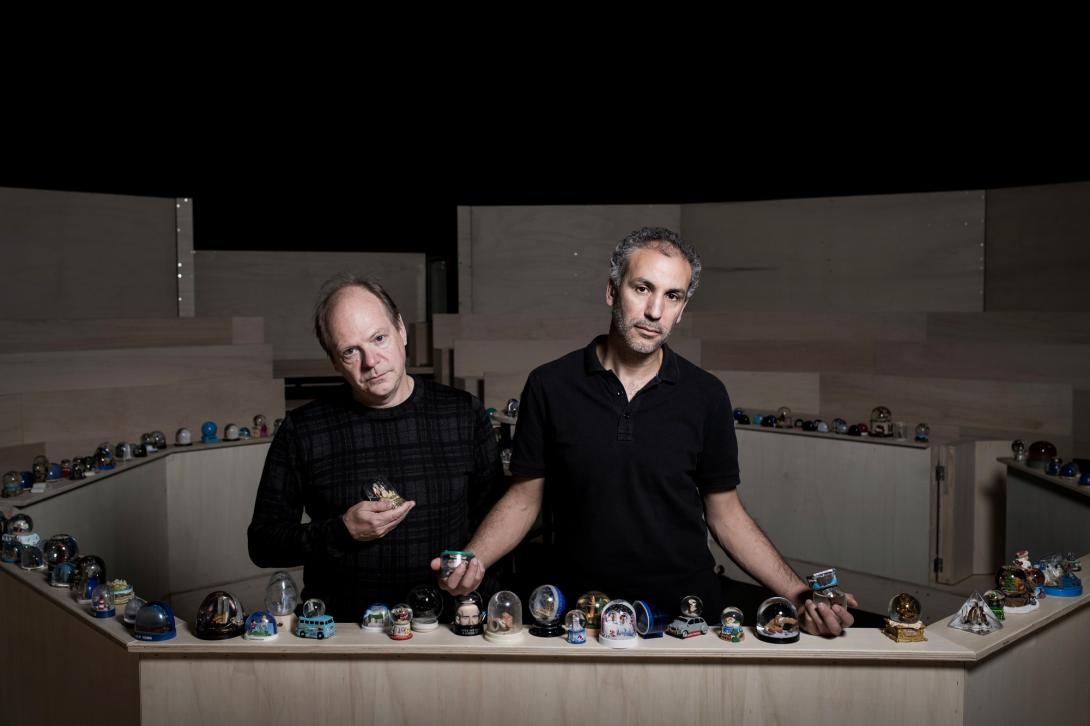 Portrait de Mohamed El Khatib et Patrick Boucheron avec des boules à neige dans les mains