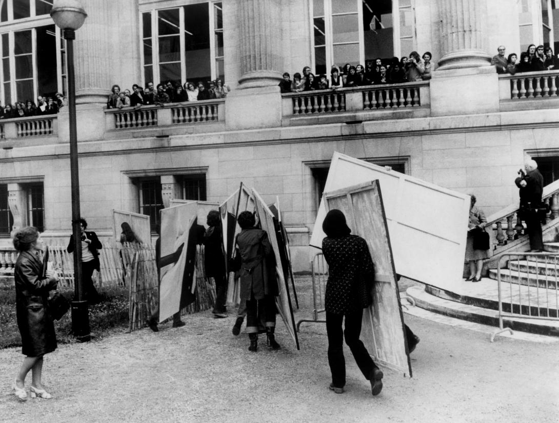 Des artistes quittent le Grand Palais avec des toiles sous le bras