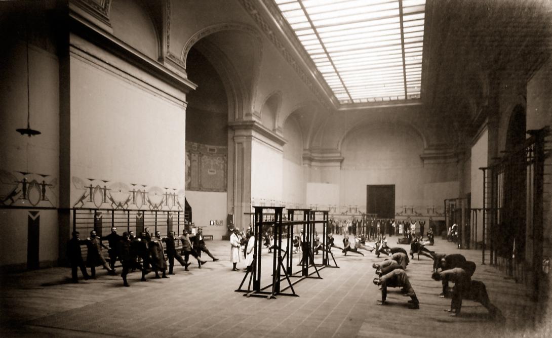 Des soldats s'entrainent dans un espace du Grand Palais transformé en salle de gymnastique