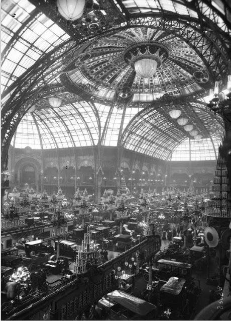 Nef du Grand Palais avec stands du salon de l'automobile
