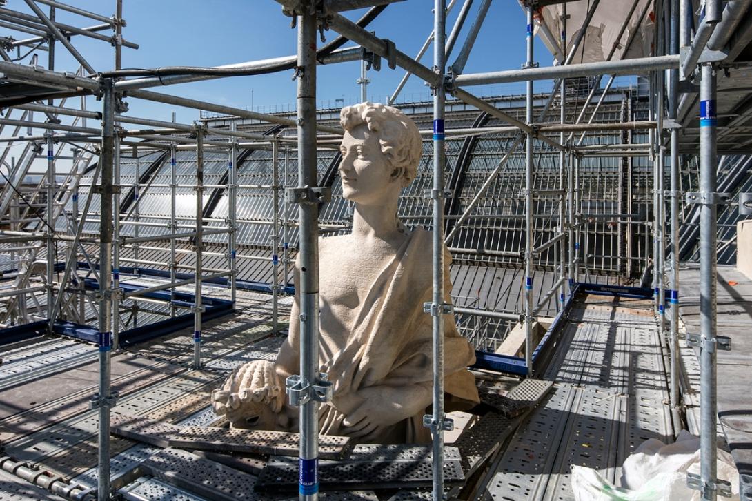 Une statue sur le toit du Grand Palais entourée d'échafaudages 