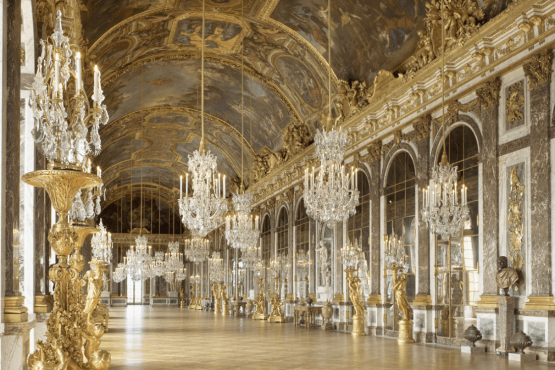 La Galerie des glaces vue du salon de la Guerre