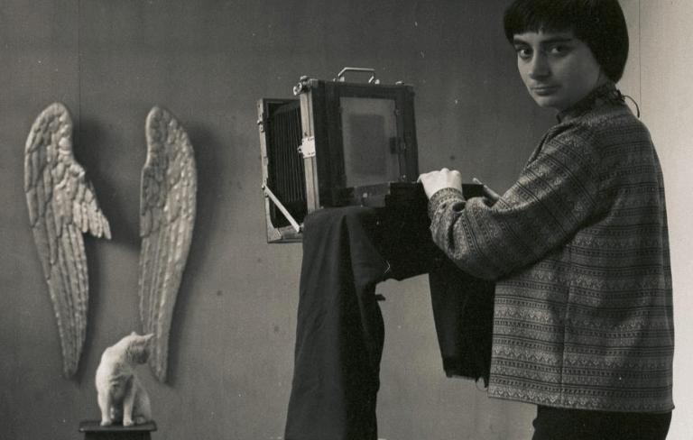 Autoportrait d'Agnès Varda dans son studio rue Daguerre, Paris 14e, en 1956
