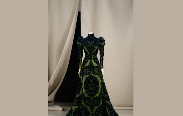 Robe d’intérieur ou tea-gown, Worth, vers 1897. 