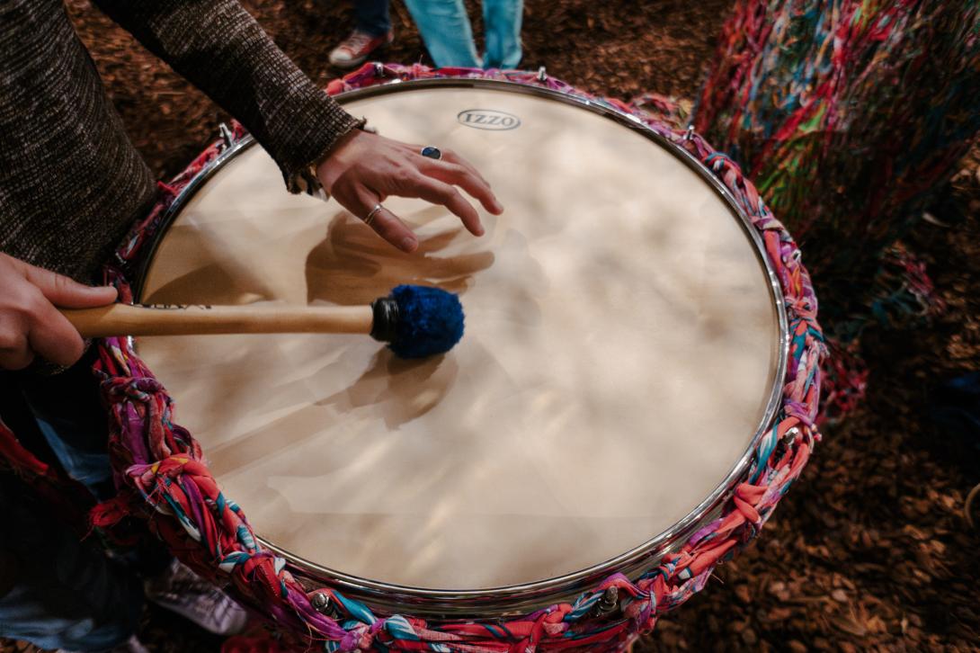 Détail d'une percussion dans l'œuvre Nosso Barco Tambor Terra d'Ernesto Neto