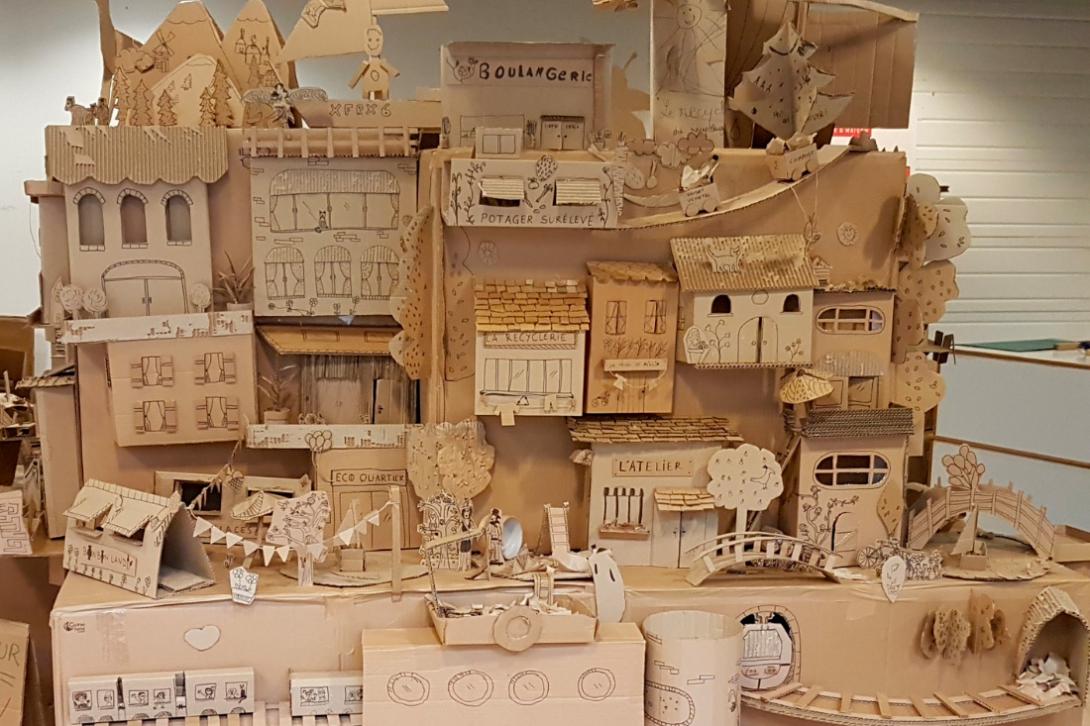 Réalisation d'une ville imaginaire en carton