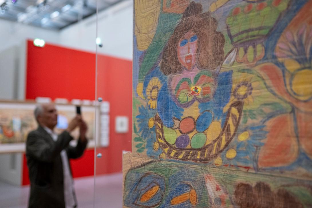 Vue de salle dans l'exposition Art Brut