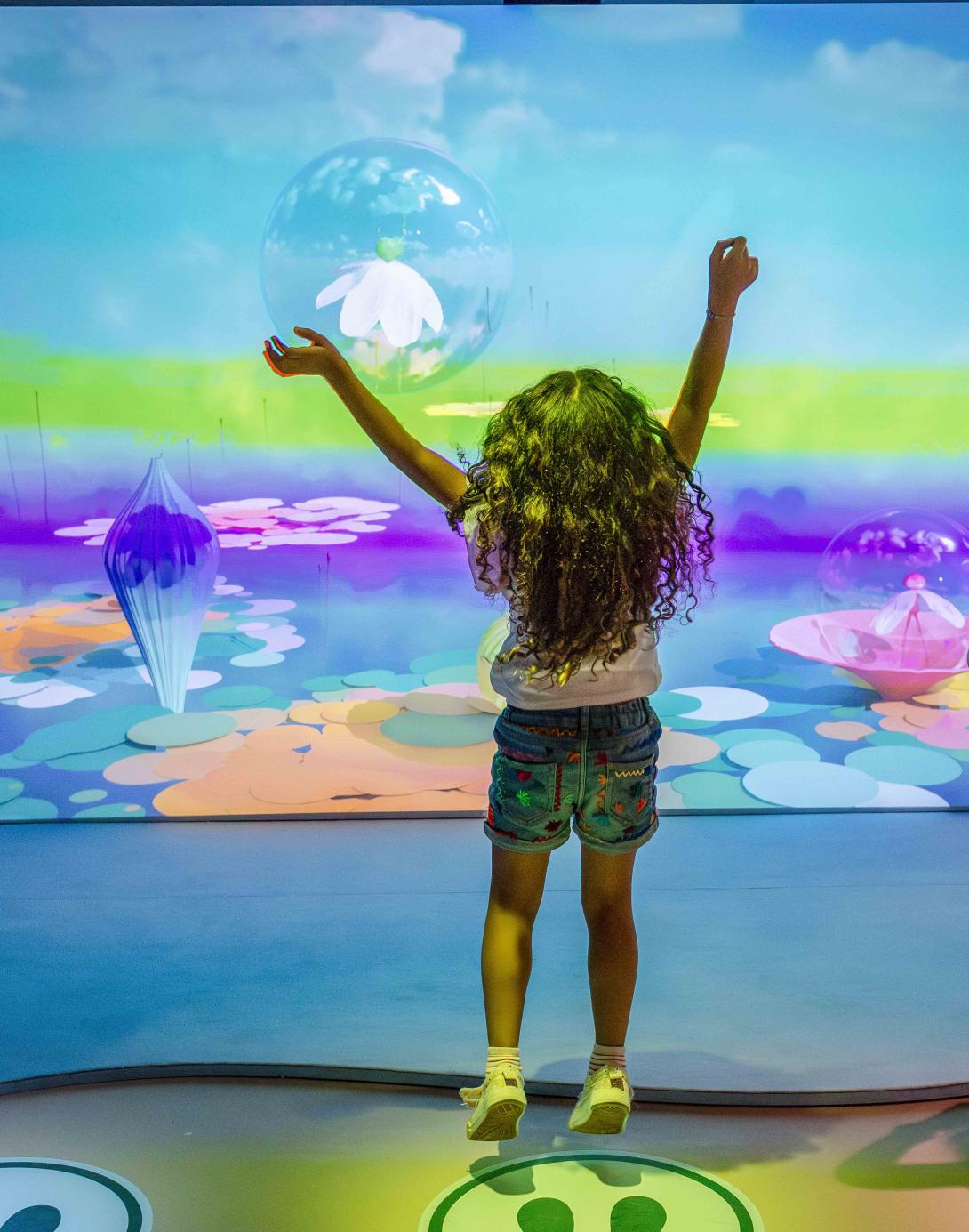 Vue d'un enfant dans l'exposition Transparence
