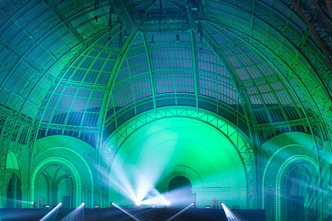 Vue de la Nef du Grand Palais de nuit avec effet de lumière