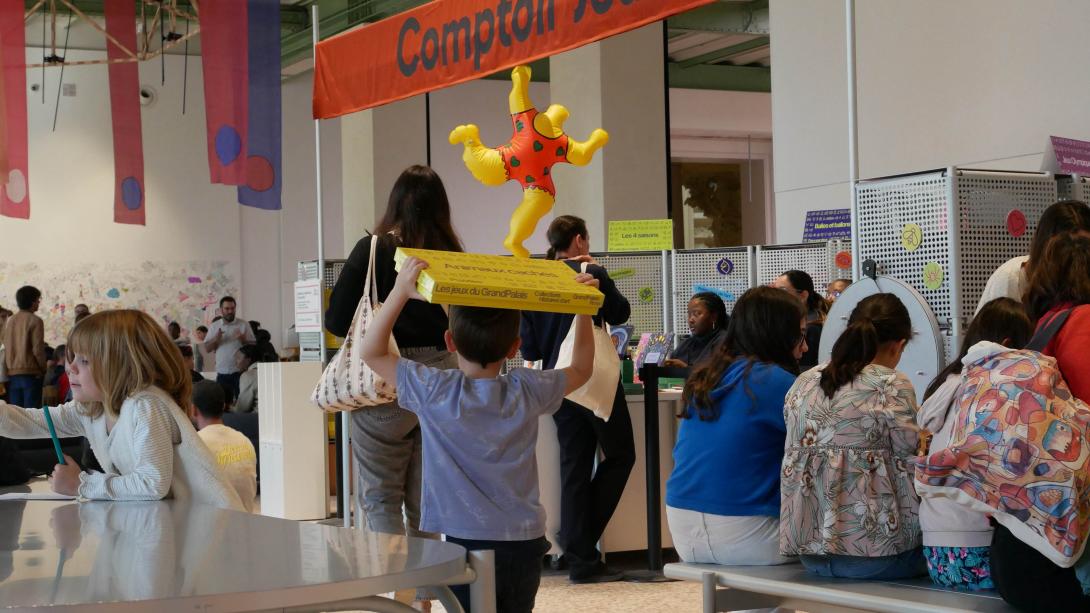 Enfant dans le Salon Seine portant un jeu