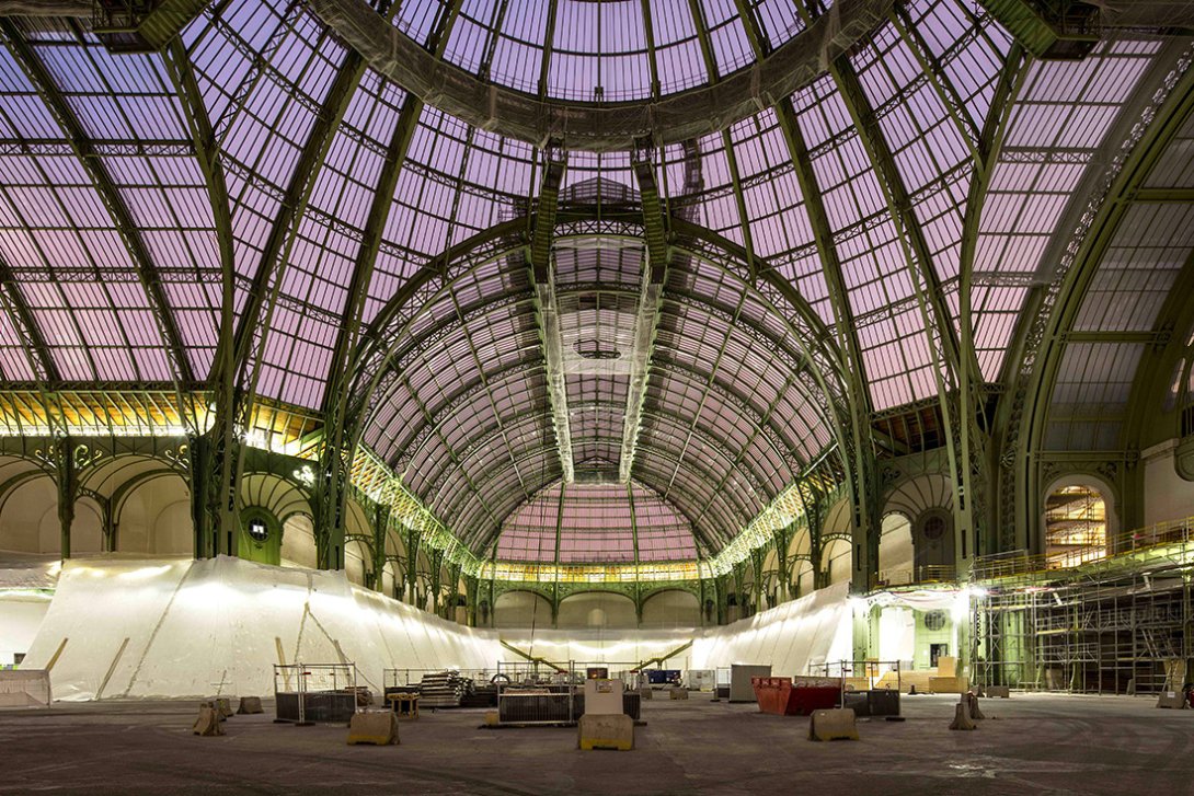 Nef du Grand Palais pendant les travaux en soirée avec éclairages