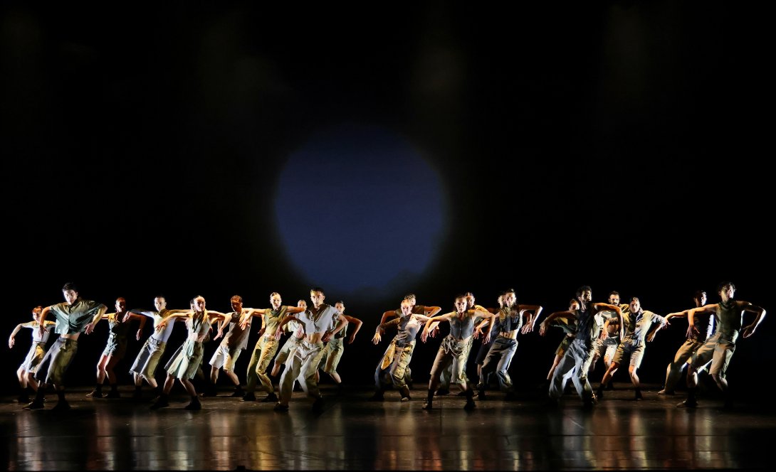 Une cinquantaine de danseurs sur scène