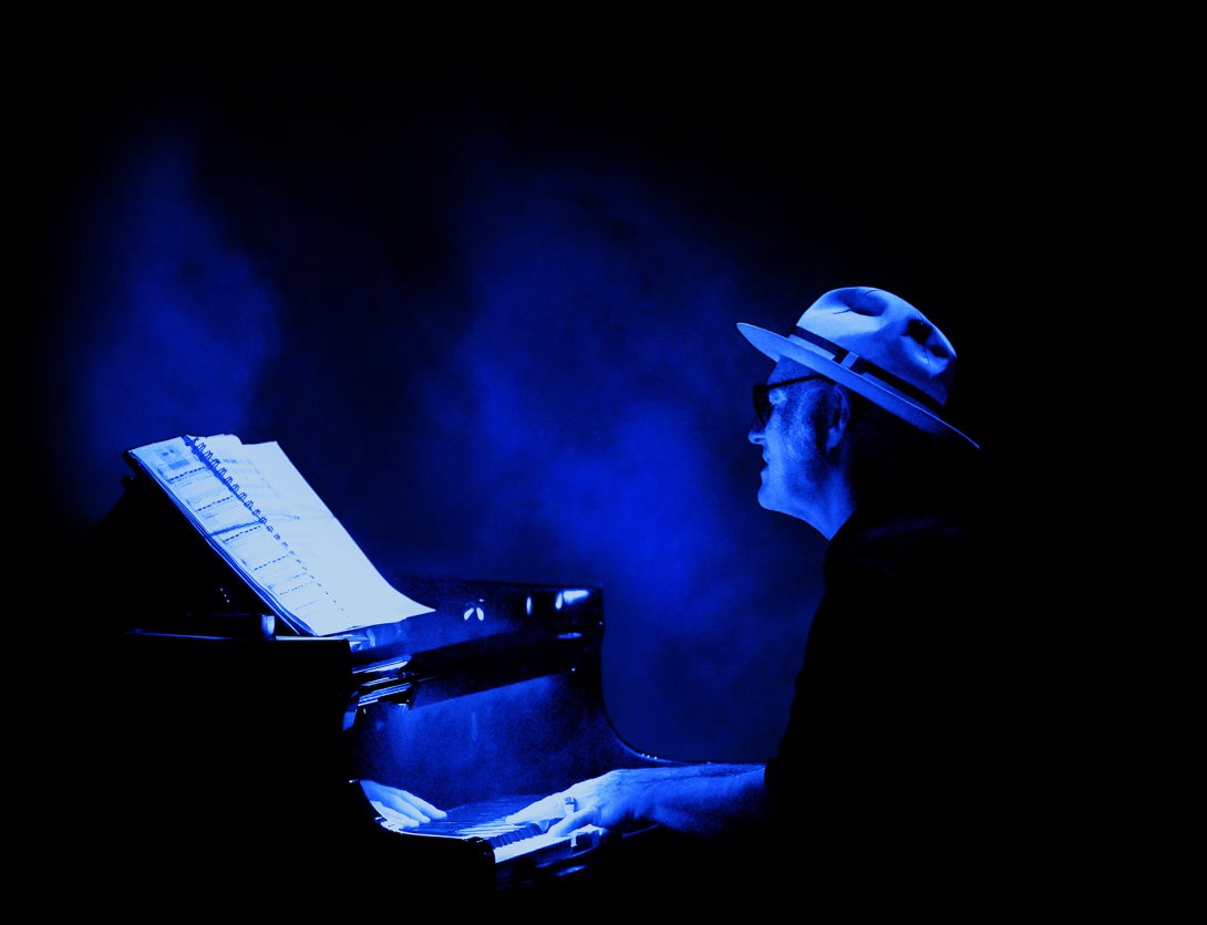 Photographie de Ludovico Einaudi devant un piano