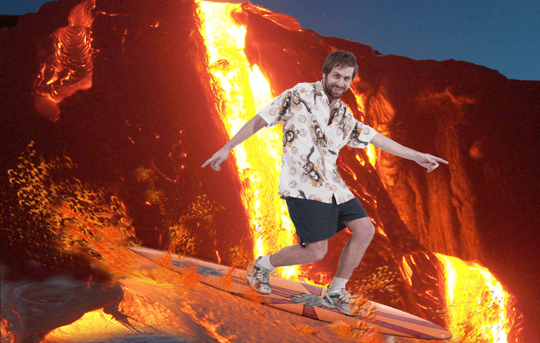 Thomas Mailaender surfant une vague de lave