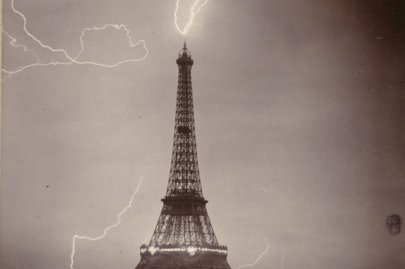 La Tour Eiffel foudroyée