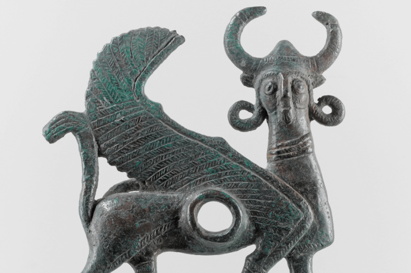 Plaque de mors en forme de taureau androcéphale ailé