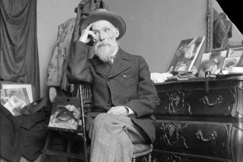 Renoir assis dans son atelier à Paris