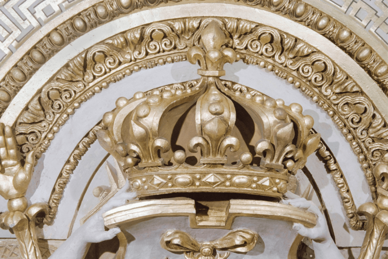 Renommées tenant les armes de France et de Navarre (détails)