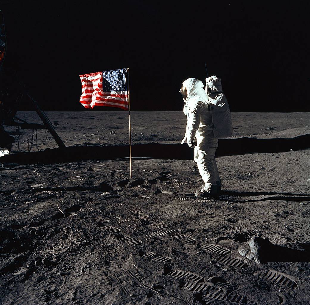 L'astronaute Buzz Aldrin posant à coté du drapeau américain 