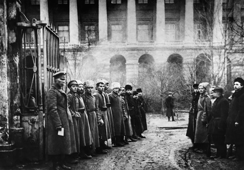  16-516280 Des Soldats révolutionnaires devant l' Institut Smolny, le quartier général des bolcheviks AnonymeAllemagne, Berlin, BPK