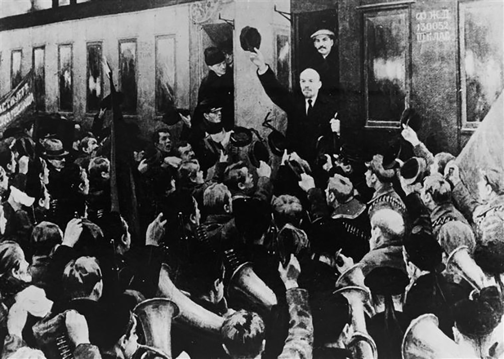 A son retour de l'exil, Lénine arrive dans la Gare de Finlande à Pétrograd