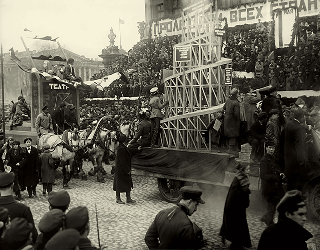 Manifestation sur la place Uritsky à Leningrad, le 1er mai 1925  Tirage photographique, 30x40 cm © Multimedia Art Museum, Moscow